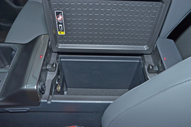 中央扶手箱空间