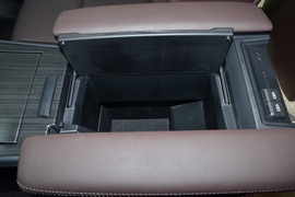 中央扶手箱空间