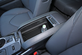 中央扶手箱空间