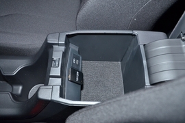 中央扶手箱空间