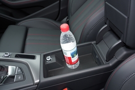 中央扶手箱空间