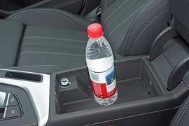 中央扶手箱空间