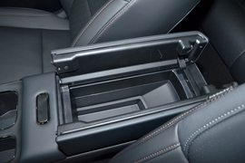 中央扶手箱空间