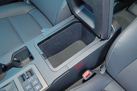 中央扶手箱空间