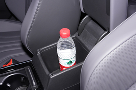 中央扶手箱空间