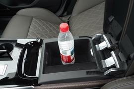 中央扶手箱空间