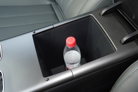 中央扶手箱空间