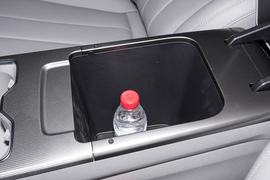 中央扶手箱空间