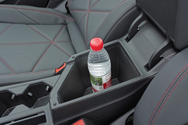 中央扶手箱空间