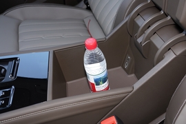 中央扶手箱空间