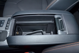 中央扶手箱空间