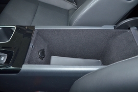 中央扶手箱空间