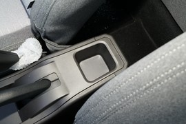 中央扶手箱空间