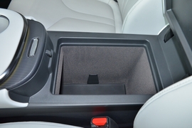 中央扶手箱空间