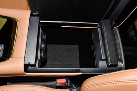 中央扶手箱空间