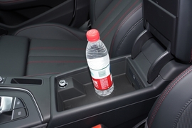 中央扶手箱空间