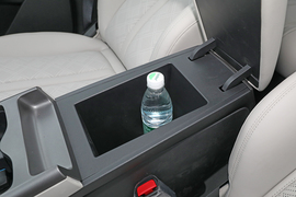 中央扶手箱空间