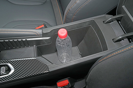 中央扶手箱空间