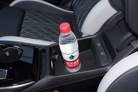 中央扶手箱空间