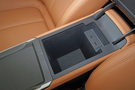 中央扶手箱空间