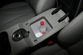 中央扶手箱空间