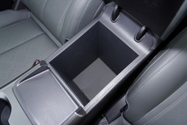 中央扶手箱空间