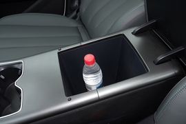 中央扶手箱空间