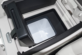 中央扶手箱空间