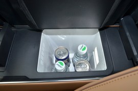 中央扶手箱空间