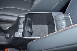 中央扶手箱空间