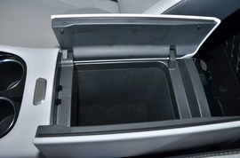 中央扶手箱空间