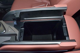 中央扶手箱空间