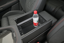 中央扶手箱空间