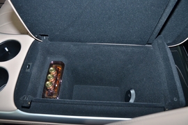 中央扶手箱空间