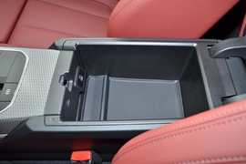 中央扶手箱空间