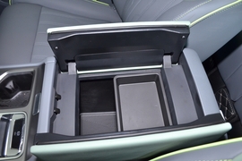 中央扶手箱空间