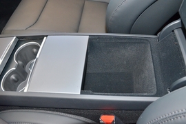 中央扶手箱空间