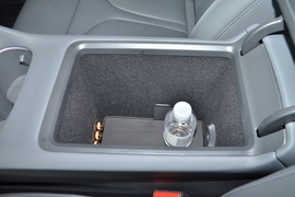 中央扶手箱空间