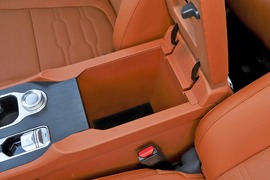 中央扶手箱空间