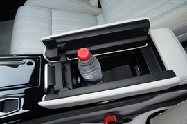 中央扶手箱空间