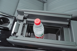 中央扶手箱空间