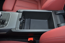 中央扶手箱空间