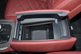 中央扶手箱空间