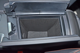 中央扶手箱空间