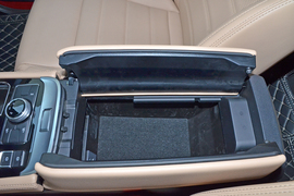 中央扶手箱空间