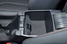 中央扶手箱空间