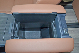 中央扶手箱空间