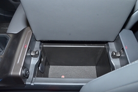 中央扶手箱空间