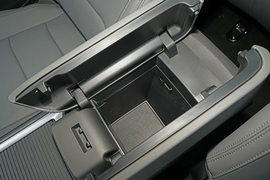 中央扶手箱空间