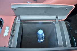 中央扶手箱空间